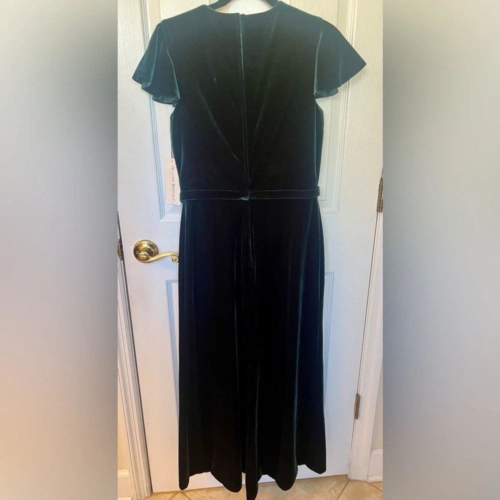 NWT Elegant ALLURE BRIDESMAIDS Green Velvet Dress SZ 12 V-neck built in bra - Picture 2 of 11